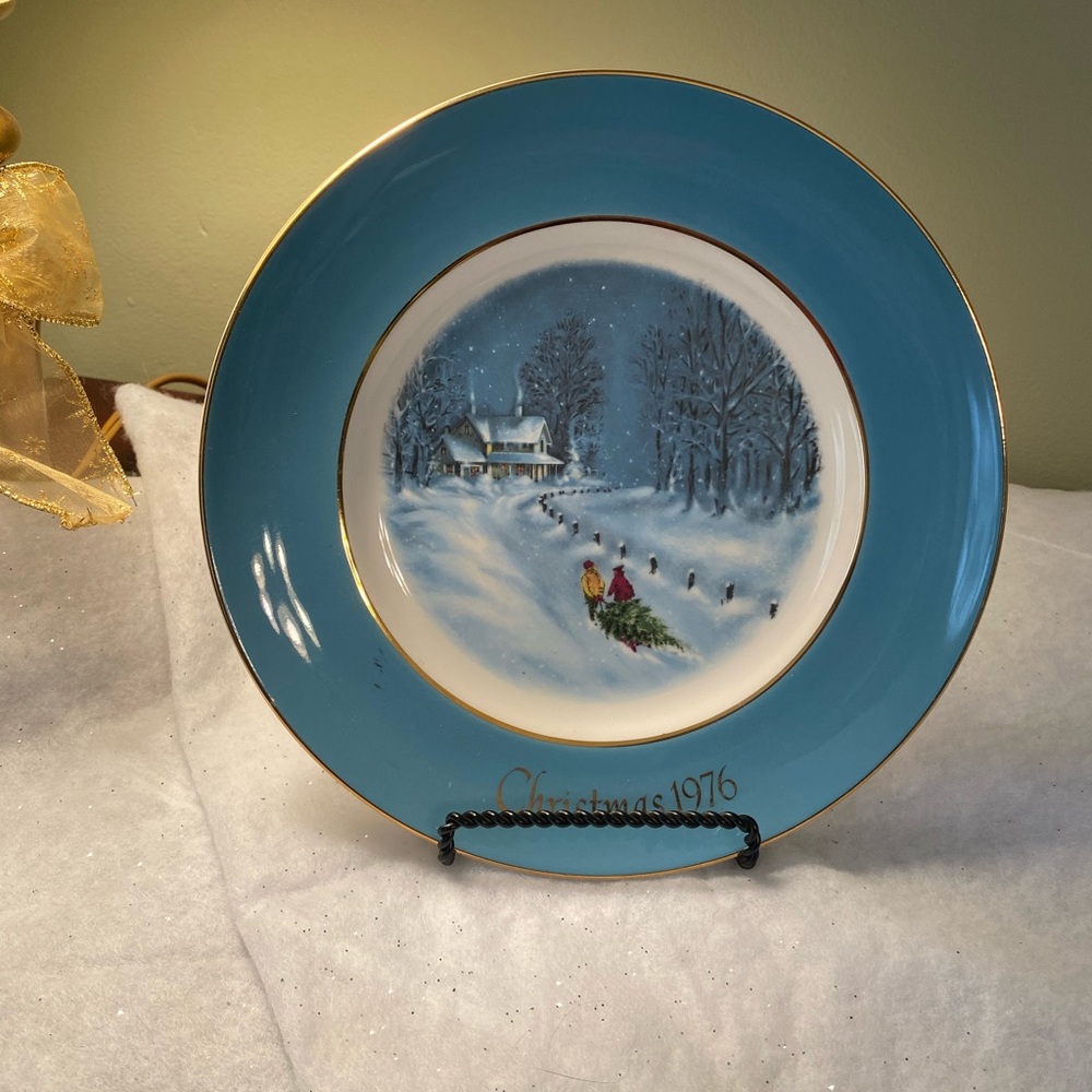 Vintage Avon Christmas 1976 Decorative Plate